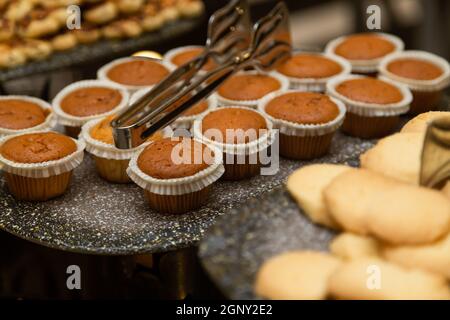 Buffettisch mit verschiedenen Keksen, Torten und Kuchen. Stockfoto