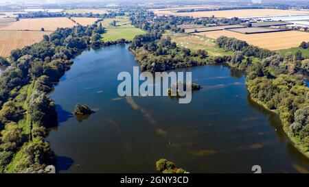 Nahaufnahme, Luftaufnahme eines Gravel Pit Lake, am Little Stour River, in der Nähe von Wickhambreaux, Kent Stockfoto