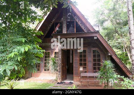 Blick auf eine verlassene Hütte im Wald mit Bäumen im Hintergrund. Gruselig, beängstigend und entsetzt. Stockfoto