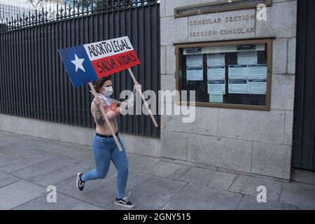 Madrid, Spanien. September 2021. Ein FEMEN-Aktivist kommt vor den Türen der Botschaft von Ameri zum Protest für Abtreibungsrechte in Texas, USA (Foto: Fer Capdepon Arroyo/Pacific Press) Quelle: Pacific Press Media Production Corp./Alamy Live News Stockfoto