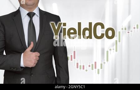 YieldCo Konzept und Geschäftsmann mit Daumen nach oben. Stockfoto