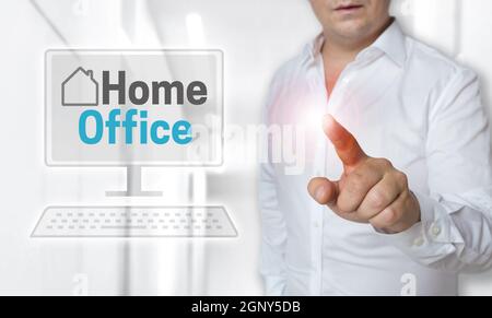 Das Touchscreen-Konzept von Homeoffice wird vom Mann bedient. Stockfoto