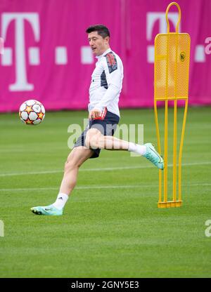 München, Deutschland. September 2021. Fußball, Champions League, Gruppenphase, FC Bayern München - Dynamo Kiew, Abschlusstraining FC Bayern, Trainingsgelände Säbener Straße: Robert Lewandowski aus München in Aktion. Quelle: Sven Hoppe/dpa/Alamy Live News Stockfoto