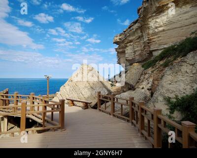 Küste des Kaspischen Meeres. Rock Trail. Kasachstan. Aktau Stadt. 16 Juli 2019 Jahr. Stockfoto
