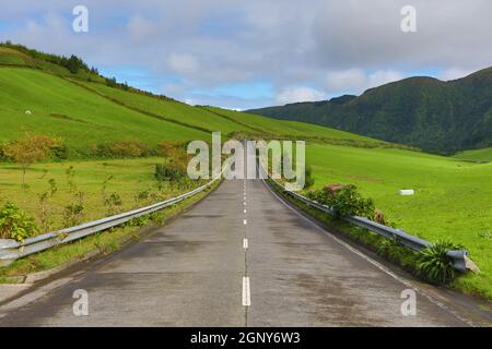 Leere Straßen in die Landschaft auf der Insel St. Michael (Sao Miguel) auf den Azoren, Portugal Stockfoto