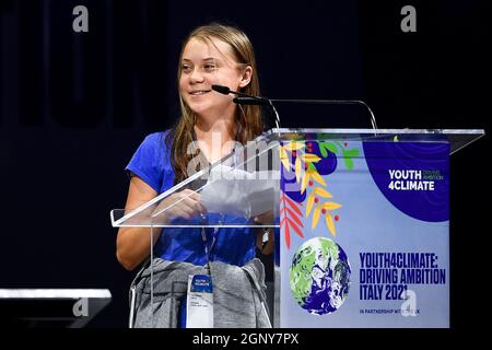 Mailand, Italien. 28. September 2021. Greta Thunberg lächelt während der Eröffnungssitzung der Youth4Climate Pre-COP26 Veranstaltung. Kredit: Nicolò Campo/Alamy Live Nachrichten Stockfoto