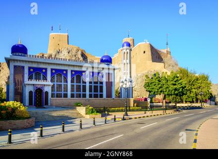 Wunderschöne Al Khor Moschee neben dem Al Alam Königspalast in Muscat, Oman Stockfoto