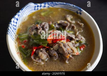 Thailändische Küche, Tom Sab Isaan Suppe oder Thai klar scharf scharf und Sour Suppe mit Rindfleisch Stockfoto