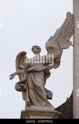 Engel auf dem Portal der Kirche Sant Andrea della Valle in Rom, Italien Stockfoto