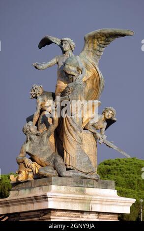 Statue des Gedankens von Giulio Monteverde in das Denkmal für Victor Emmanuel II geschnitzt. Venedig-Platz, Rom, Italien Stockfoto