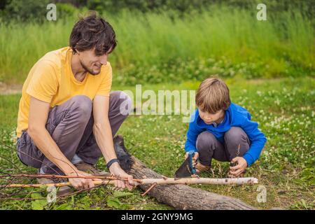 Vater und Sohn arbeiten mit Werkzeugen im Freien Stockfoto