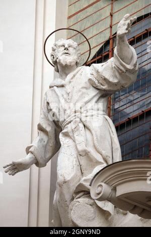 Stuck-Statue des St. Franziskus empfängt die Stigmata an der Fassade des Santissime Stimmate di San Francesco Kirche, Rom, Italien Stockfoto