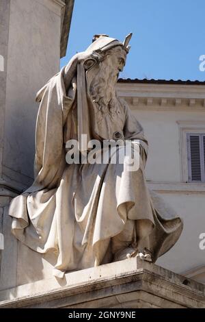 Moses-Statue auf der Säule der Unbefleckten Empfängnis von Ignazio Jacometti auf der Piazza Mignanelli in Rom, Italien Stockfoto