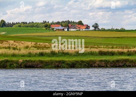 Idyllische Uferlandschaft rund um Wiesenfelden im Bayerischen Wald bei Sommerzeit Stockfoto