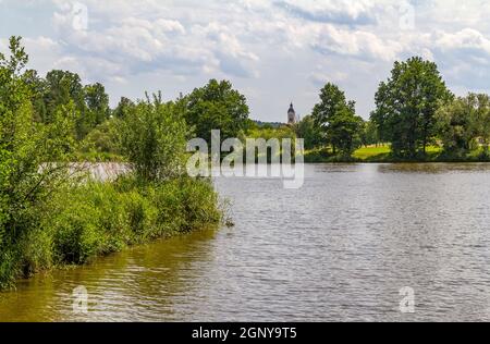 Idyllische Uferlandschaft rund um Wiesenfelden im Bayerischen Wald bei Sommerzeit Stockfoto