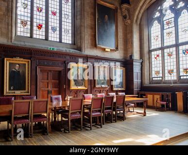 Balliol College, Oxford, eines der konstituierenden Colleges der Universität Oxford, wurde 1263 gegründet; der Speisesaal mit Buntglasfenstern und Gemälden Stockfoto