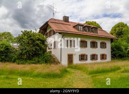 Haus in Wiesenfelden, einer Gemeinde in Bayern, Deutschland, zur Sommerzeit Stockfoto