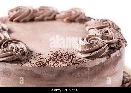 Schokoladentrüffelkuchen isoliert auf weißem Hintergrund Stockfoto