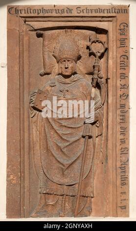 Eine Gedenktafel auf dem Portal der Kathedrale Santa Maria Assunta i San Cassiano in Brixen, Italien Stockfoto