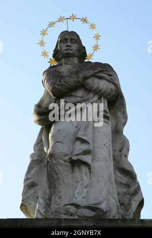 Unsere Frau von Volavje, Statue auf der Kirche unserer Frau von Volavje in Volavje, Kroatien Stockfoto