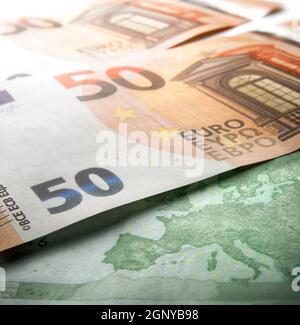 Geringer Fokus auf Nahaufnahme einer 50-Euro-Banknote und Detailansicht der europäischen Karte Stockfoto