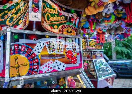 Münzprüfermaschine mit einem Kartenspiel Stockfoto
