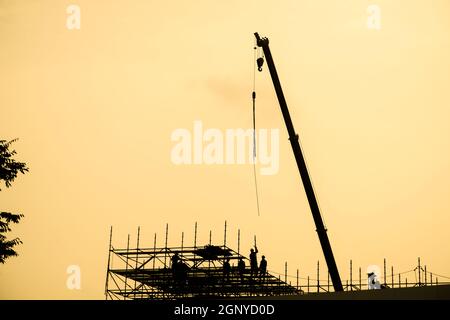 Von großen Kran Silhouette und Sonnenuntergang. Drehort: Metropolregion Tokio Stockfoto