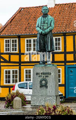 Gänsemarkt in Rudkøbing. Die Statue erinnert an den Physiker Hans Christian Ørsted. Der Entdecker des Elektromagnetismus wurde Rudkøbing in 1777 als Sohn eines Apothekers geboren. Rudkøbing, Langeland, Dänemark Stockfoto