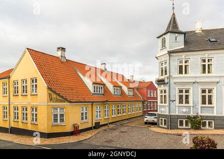 Gänsemarkt in Rudkøbing. Die Statue erinnert an den Physiker Hans Christian Ørsted. Der Entdecker des Elektromagnetismus wurde Rudkøbing in 1777 als Sohn eines Apothekers geboren. Rudkøbing, Langeland, Dänemark Stockfoto