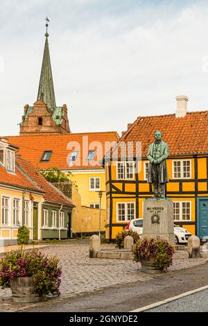 Gänsemarkt in Rudkøbing. Die Statue erinnert an den Physiker Hans Christian Ørsted. Der Entdecker des Elektromagnetismus wurde Rudkøbing in 1777 als Sohn eines Apothekers geboren. Rudkøbing, Langeland, Dänemark Stockfoto