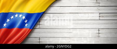 Venezuela Flagge auf alter weißer Mauer. Horizontales Panorama-Banner. Stockfoto