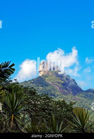 Tropische Landschaft mit Bergen und Wolken, Rio Stockfoto