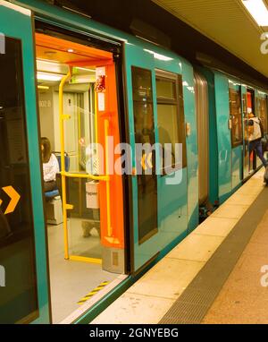 FRANKFURT, DEUTSCHLAND - 31. AUGUST 2018: Menschen am U-Bahnsteig, Frankfurt, Deutschland Stockfoto