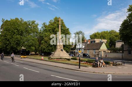 St. Giles, Oxford; eine Straße, die durch das Zentrum von Oxford führt und das war Memorial zeigt. Stockfoto