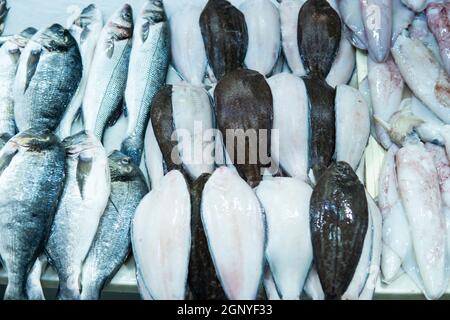 Frischer Fisch auf einem traditionellen Lebensmittelmarkt. Seezunge, Meeresfarbe Stockfoto