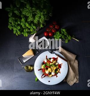 Rustikaler Tortellini Nudelsalat mit Mozzarella Stockfoto