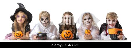 Gruppe von Kindern in fancy Halloween Kostümkleid isoliert auf weißem Hintergrund, gehen Trick oder behandeln Stockfoto