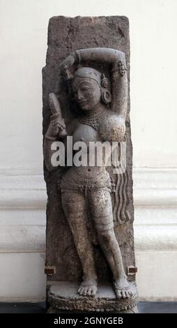 Darpanika, aus dem 14. Jahrhundert in Khondalite Puri, Odisha gefunden, jetzt im indischen Museum in Kalkutta, Westbengalen, Indien ausgestellt Stockfoto