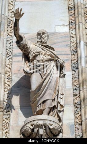 Apostel, Statue auf der Fassade der Mailänder Dom, Duomo di Santa Maria Nascente, Mailand, Lombardei, Italien Stockfoto