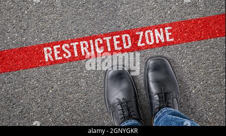 Rote Linie auf Asphalt - Sperrzone Stockfoto