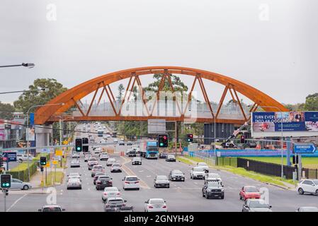 19. Juni 2021, Rosehill, Sydney, Aust: Die kürzlich installierte Brücke über den James Ruse Drive ist die zweitgrößte Stahlbogenbrücke von New South Wales. Stockfoto