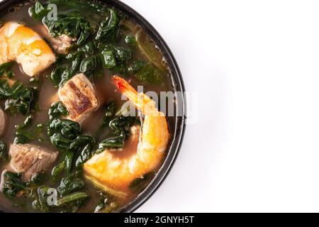 Rindfleisch, Okra-Eintopf und Spinatsuppe in einer Schüssel isoliert auf weißem Hintergrund Stockfoto