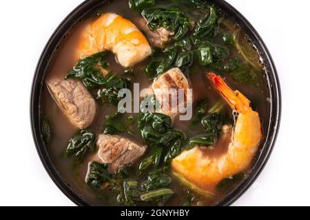 Rindfleisch, Okra-Eintopf und Spinatsuppe in einer Schüssel isoliert auf weißem Hintergrund Stockfoto