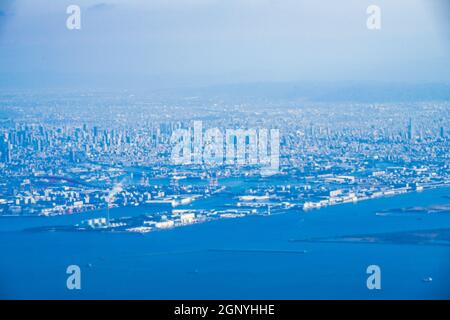 Die Skyline von Osaka vom Flugzeug aus gesehen. Drehort: Präfektur Osaka Stockfoto