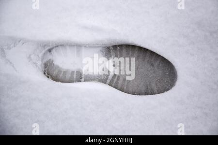 Detail der Schritte einer Person an einem kalten und winterlichen Tag Stockfoto