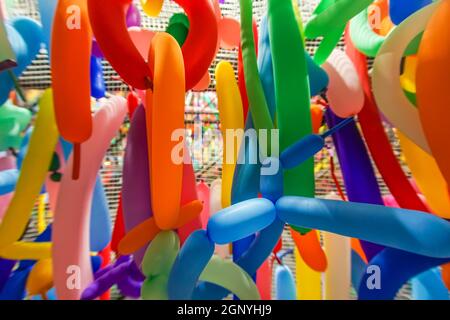 Farbenfrohe, längliche Luftballons. Drehort: Metropolregion Tokio Stockfoto