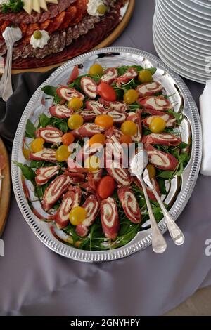 Klassische kroatische Vorspeise Teller mit feinen kroatischen Schinken und Käse Stockfoto