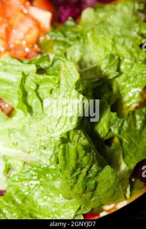 Frischer Salat aus Rosensalat und Tomatenwürfeln Stockfoto