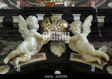 Engel, Statue auf dem Hauptaltar an der Mariä-Himmelfahrt-Kirche in Remete, Zagreb, Kroatien Stockfoto