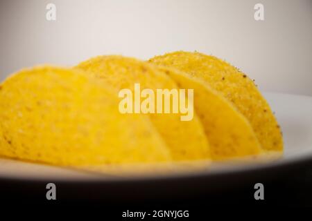 Leere harte Taco-Schalen auf einem weißen Teller Stockfoto